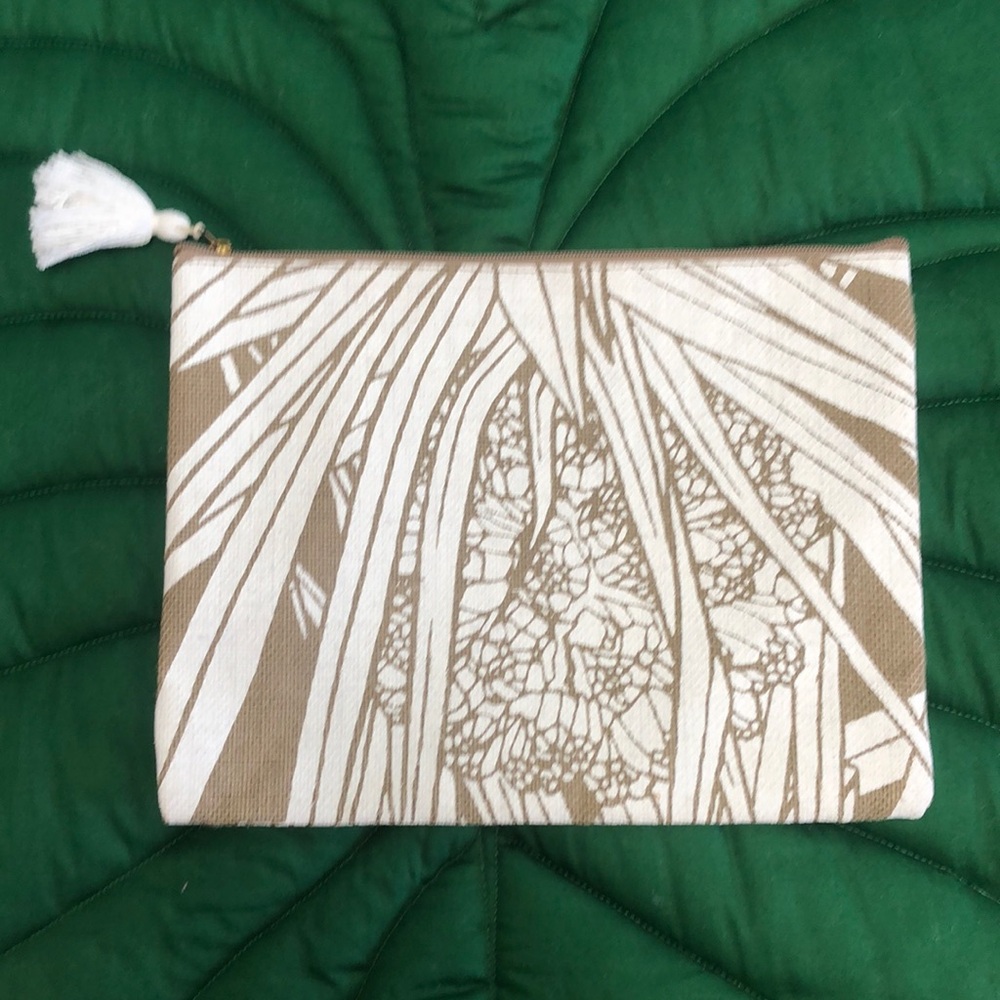 NWOT Manaola canvas zipper pouch large. Tan/white.